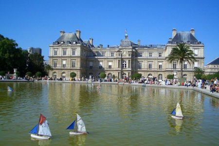 extรฉrieur du Sรฉnat face ร  l'eau avec des bateaux