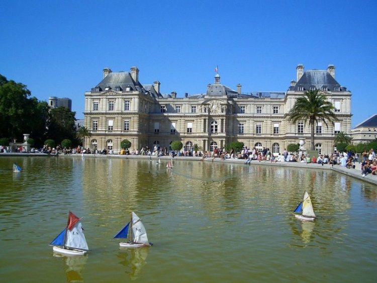 extรฉrieur du Sรฉnat face ร  l'eau avec des bateaux