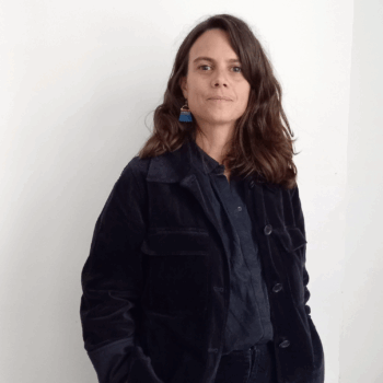 portrait sur fond gris claire