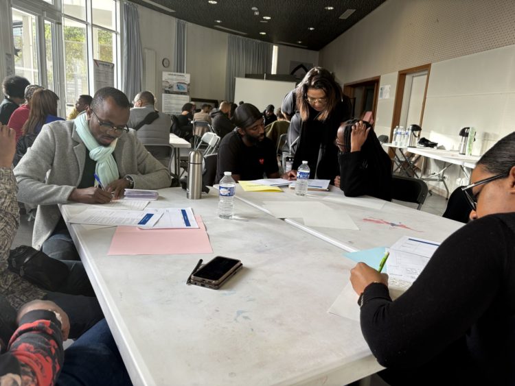 Personnes autour d'une table lors d'un séminaire