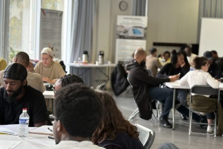 groupes de personnes assises autour de table à l'occasion d'un séminaire