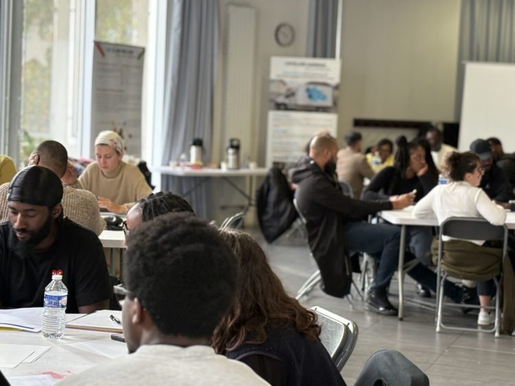 groupes de personnes assises autour de table à l'occasion d'un séminaire