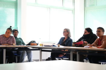 personnes assis autours d'une table lors d'un formation à la médiation sociale