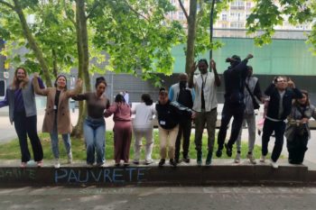 équipe qui saute dans les airs