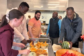 personnes qui cuisinent