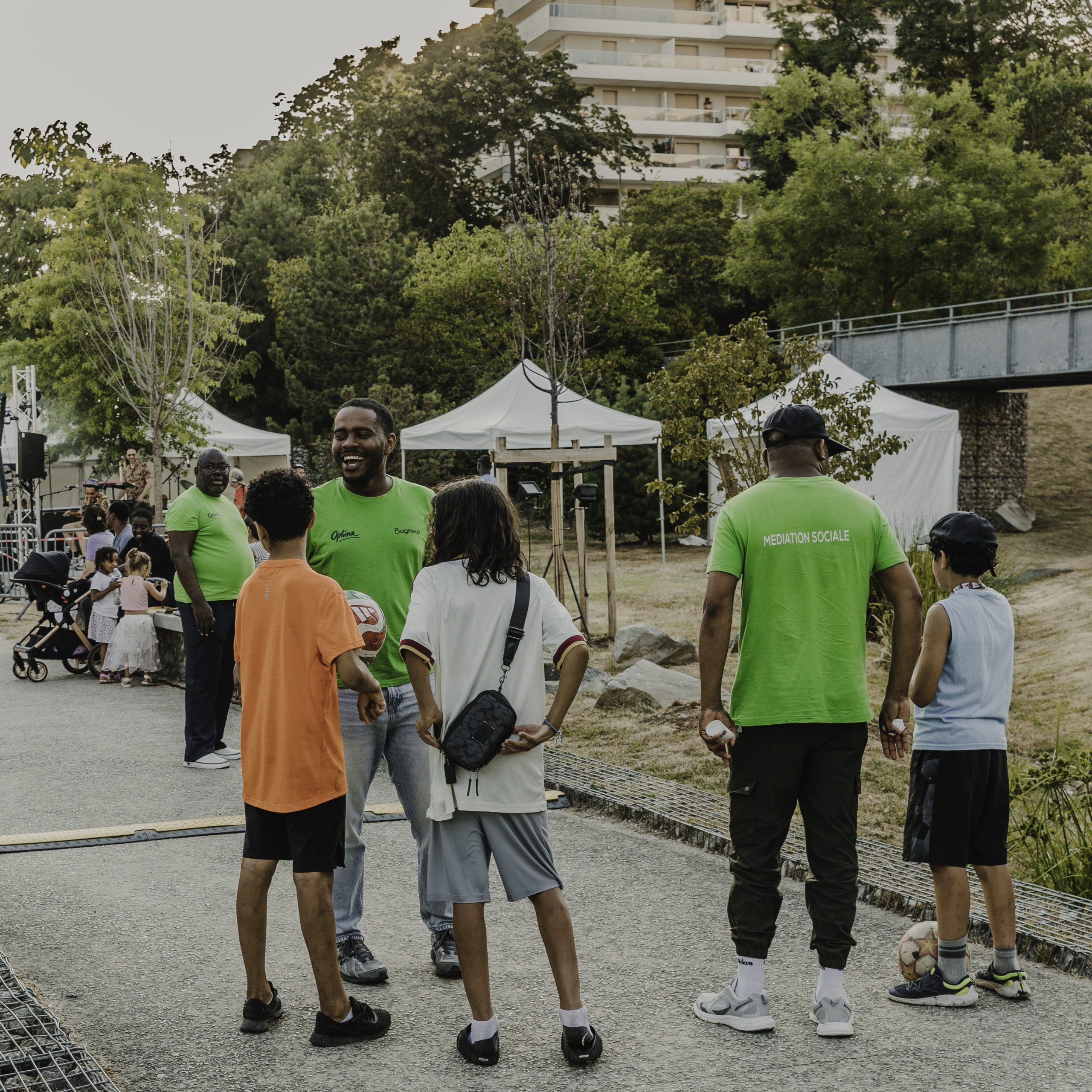 Deux médiateurs qui discutes avec des jeunes dans un parc