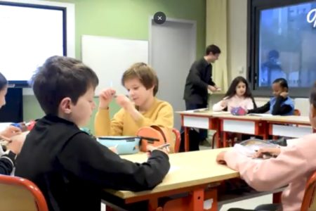 Table avec des enfants qui écoute le médiateur à l'école parler