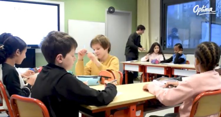 Table avec des enfants qui écoute le médiateur à l'école parler